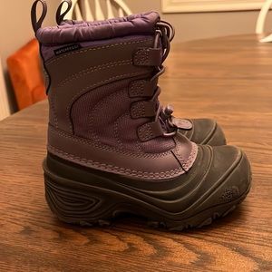 The North Face Alpenglow IV youth girls purple insulated snow boot. Size 10c